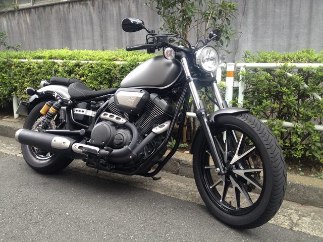 画像: Rスペック(ABS装着車含む)は、ゴールドのリザーバータンク付リアサスペンション、ベージュステッチをあしらったバックスキン調黒表皮シート、そして前後切削ホイール(日本専用仕様)を採用。各部の仕上げなど、造りのフィニッシュの美しさはヤマハならでは。