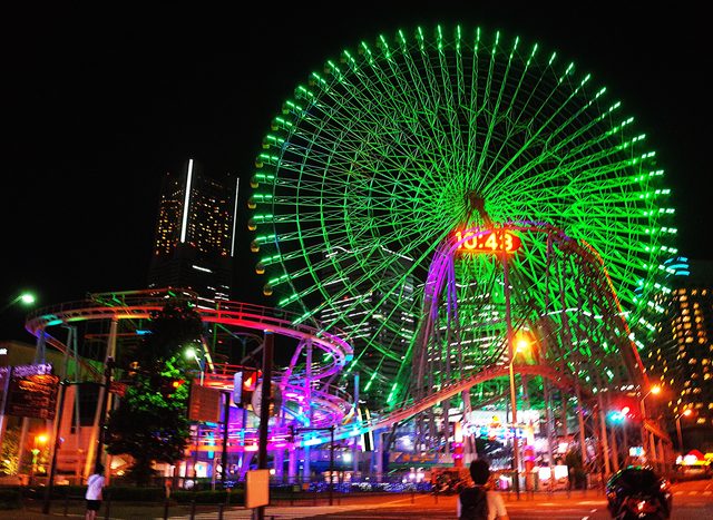 画像: ちなみに、観覧車を含むこの辺の風景は、山下公園の先にある大桟橋(おおさんばし)から見ると全体を一望できて綺麗です。THEデートスポット。