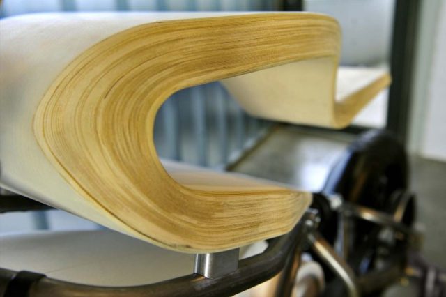 画像: 何枚重なっているのでしょう??クッション性はなさそうなので、お尻が痛くなりそう… www.asphaltandrubber.com