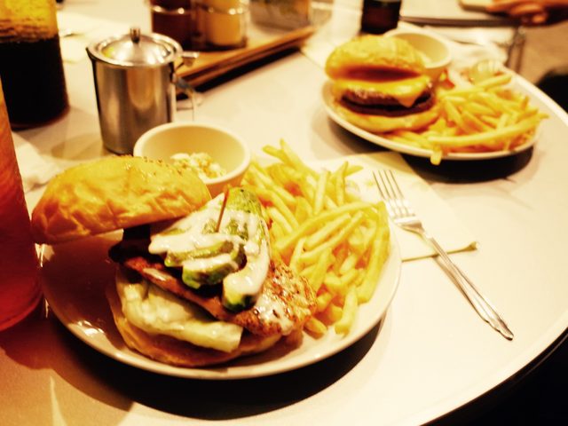 画像: わたしはチーズバーガーがすき!!!写真はグリルチキンバーガーのアボカドトッピング!
