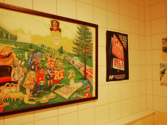 画像: MOON CAFEのトイレ。ラットフィンクくんがお出迎え!