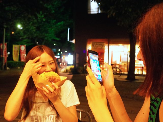 画像: 近頃Chika記者(右)によくいじられているAkiko記者(左)。微笑ましいですね