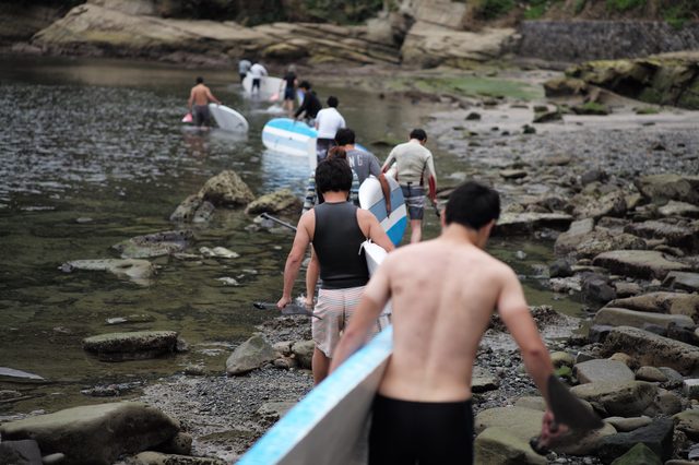 画像: 一列で海へ入っていく。あいにくの天気だったが、水温は高く、寒くはなかったようだ