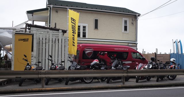 画像: 逗子の海岸線。Surfersに集まったバイク乗りたち