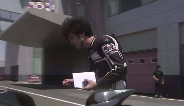 画像: テストライディングに向かう山下氏。 www.youtube.com