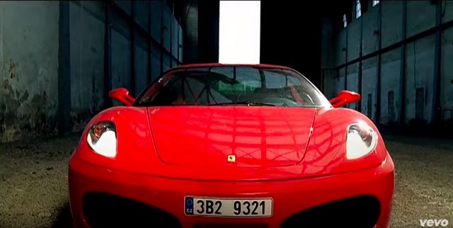 画像1: リアーナの「Shut Up And Drive」PVでフェラーリや金キラ車が登場!だけど、プライベートでプレゼントするのはベンツが定番なのかな?