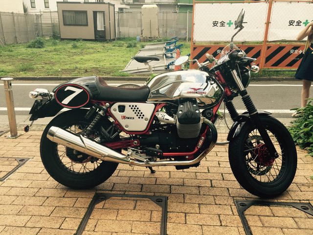画像1: 【街角でみたクールなバイクたち】初めて路上でみたよ、クールなメーカーカフェ、モト・グッツィV7 Racer