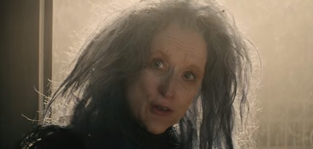画像: パン屋の夫婦たちに呪いをかけている魔女 www.disney.co.jp