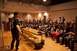 画像: 会場のホールで講演に聞き入る参加者たち。