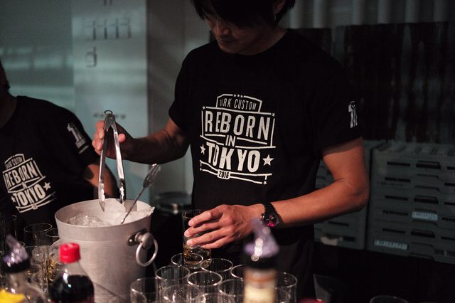 画像1: 会場はブラックライトとDJによるクールなサウンドで飾られた華やかな空間