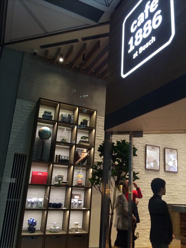 画像: 外から写した店内。ガラス張りになっているので、外から中の様子も覗けます。