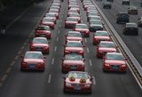 画像: 赤いクルマで統一されたウェディングカーもインパクト大!w news.xinhuanet.com