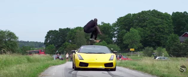 画像2: バイクを飛び越える男。実はランボルギーニを飛び越えることにもチャレンジしていた！