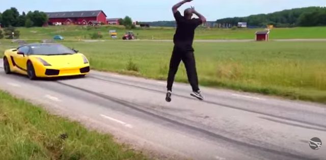 画像1: バイクを飛び越える男。実はランボルギーニを飛び越えることにもチャレンジしていた!