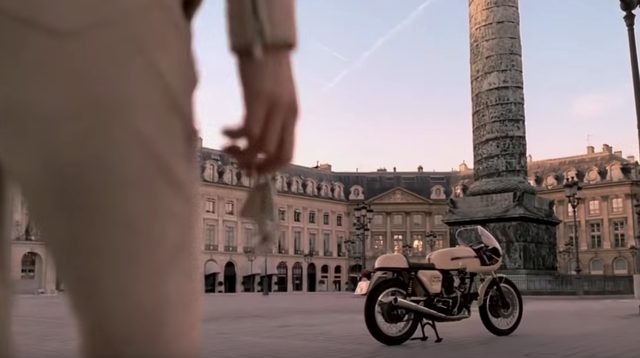 画像: ヨーロッパの石造りの街に似合う美しいカフェレーサーに近寄る影 www.youtube.com