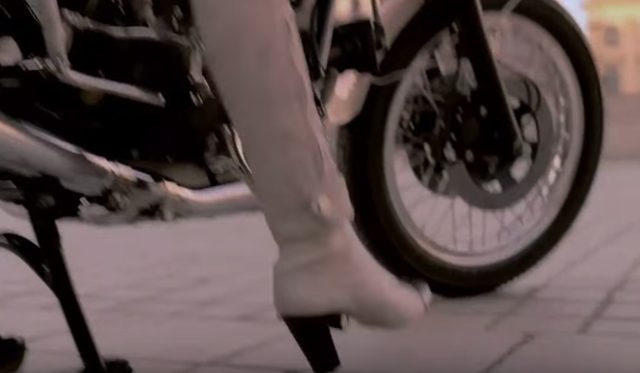 画像: セクシーな足元 www.youtube.com