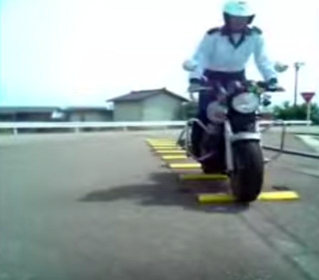 画像: でこぼこ道の渡り方!