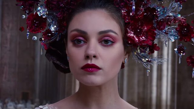 画像: アブラサクス一族として迎え入れられた(ようにみえた)ジュピター wwws.warnerbros.co.jp