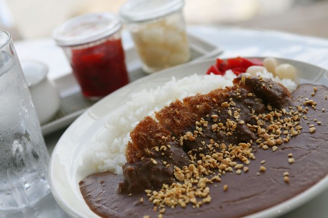 画像: ランチメニューの一番人気はカツカレー(972円 税込)