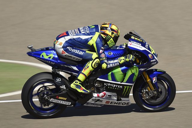 画像: ロッシの勇姿。ひさしぶりの予選での好成績に気をよくするか? http://www.yamahamotogp.com/news/25-09-2015-yamaha-holds-the-advantage-after-first-day-at-motorland-aragon