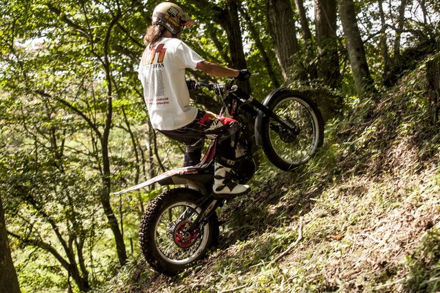 画像: 歩いて登るのも難しい急な斜面もトライアルバイクなら登ることができるようになる。