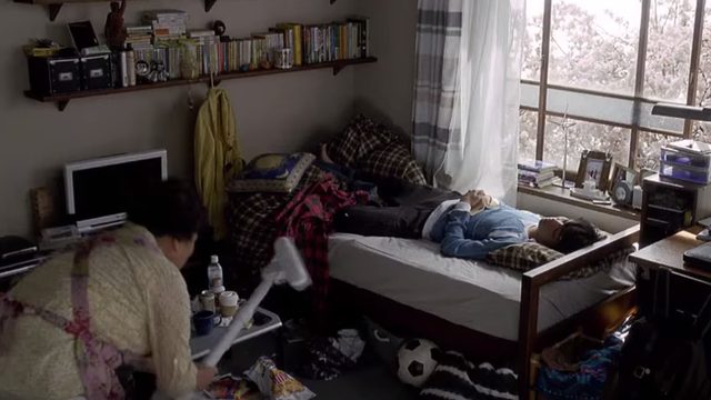 画像: ずかずかと掃除しに部屋に入ってくる母