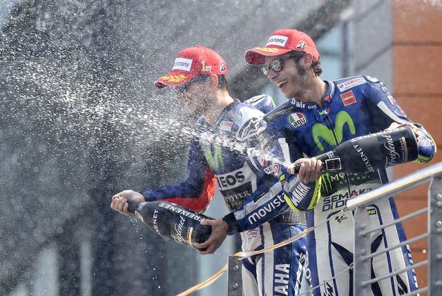 画像: 喜ぶロレンソとロッシ www.yamahamotogp.com