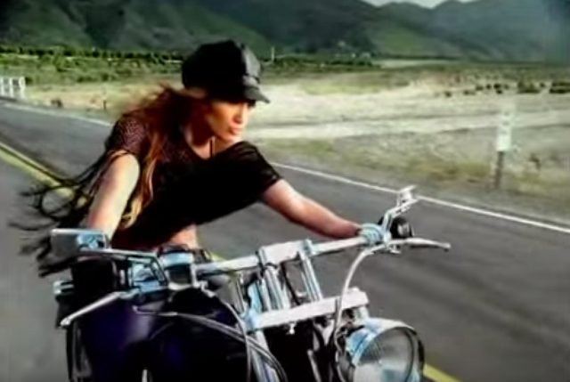 画像1: こんな美人ライダー見たことない!ハーレーを乗りこなすジェニファー・ロペスのMVがかっこいい!