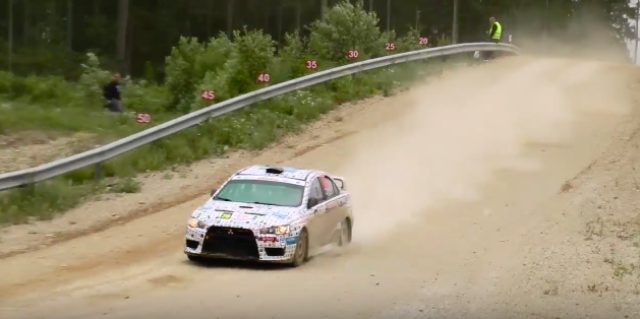画像: ラリーのナビゲーションとして、デモンストレーションをしているところ。コ・ドライバーの失業問題に発展しないといいのですが・・・? www.youtube.com