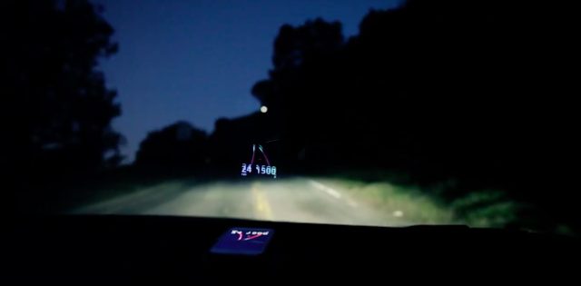 画像: このような感じに、目線の先にルートなどの情報が、浮かび上がるように表示されます。 www.youtube.com