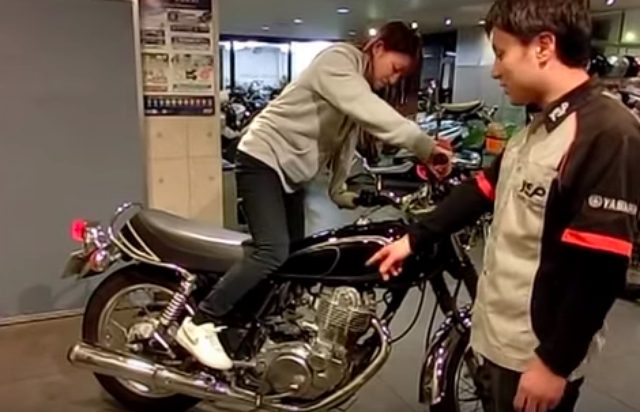 画像: 2.固くなるところまでキックを一度踏みます。