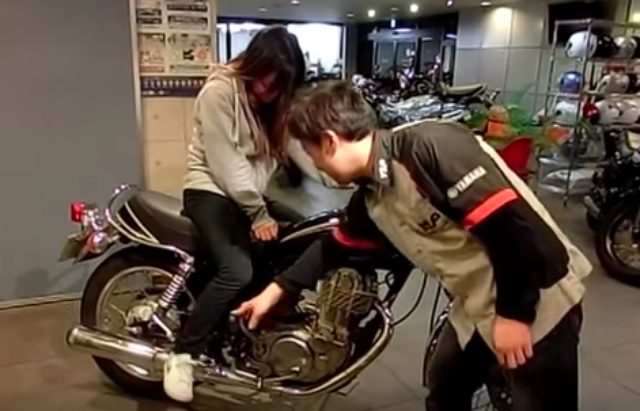 画像: 1.まず、畳んであるキックステップを出します。