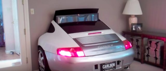 画像2: ポルシェ911が壁に突っ込んでる!!!と思ったらインテリアでした♩