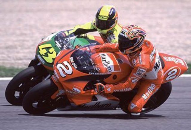 画像: 1999年のヤマハYZR500(0WK1)。シーズン中盤からマックス・ビアッジ車に装着され、フロントの接地感が増した・・・とリポートされていました。 www.paton.it