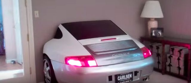 画像1: ポルシェ911が壁に突っ込んでる!!!と思ったらインテリアでした♩