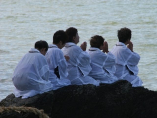 画像: 祈りを捧げる神平瀬のノロ役の女性達 www.google.co.jp