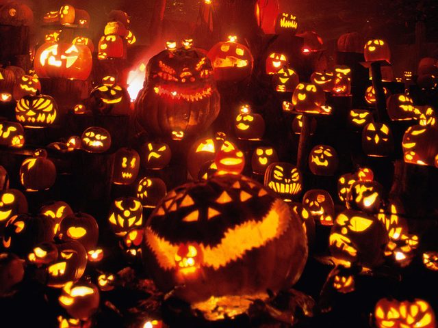画像: ハロウィーンといえば、ジャック・オー・ランタン。でも、これを飾る人は日本ではまだ少ないですね。 www.wallpaperlink.com