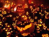 画像: ハロウィーンといえば、ジャック・オー・ランタン。でも、これを飾る人は日本ではまだ少ないですね。 www.wallpaperlink.com