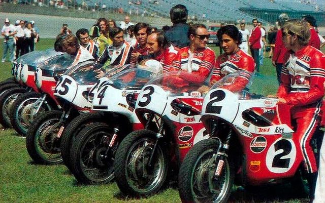 画像: 1971年のデイトナ200。BSAチームの面々は、赤いカラーでイメージを統一していました。 1.bp.blogspot.com
