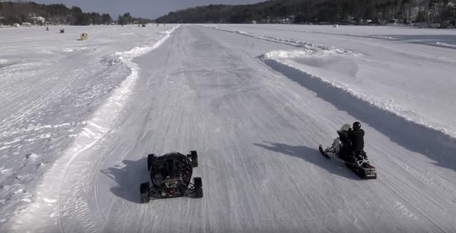 画像3: アリエル・アトムとスノーモービルのドラッグレース対決!!