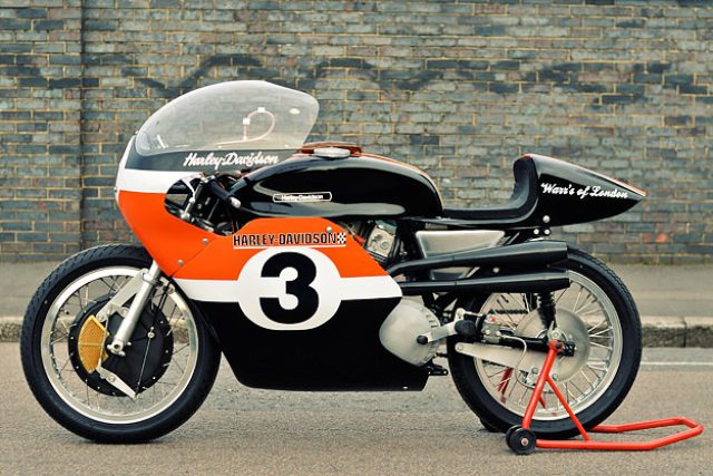 画像: 1970年代初頭のロードレースで活躍したXR-TT(空冷V型2気筒OHV750cc)。ちなみにオレンジ /白/黒のレーシング・カラーが決まるまでの時代、ハーレー・ファクトリーはいろんな色を使っていました。 www.bikeexif.com