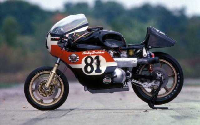 画像: デイトナBOTTで活躍したXR1000・・・通称「ルシファーズ・ハンマー」。フロントタイヤは当時のロードレースのトレンドだった16インチを採用しています。市販車XR1000のエンジンは、チューニングにより104hp/7000rpmまで最高出力を引き上げられていました。 auto.img.v4.skyrock.net