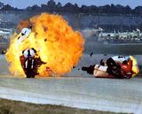 画像: 1973年デイトナ200マイルのショッキングなシーン! クラッシュしたブレルスフォード車は炎に包まれました・・・。 i33.photobucket.com