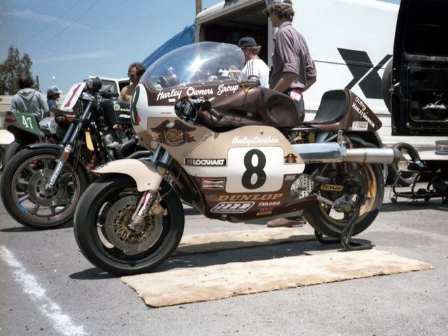 画像: ジーン・チャーチの「ルシファーズ・ハンマー」。HOG(ハーレーのオーナー・グループ)がスポンサーだったため、ファクトリーのハロウィーン・カラーは使われておりませんでした。 www.thunderpress.net