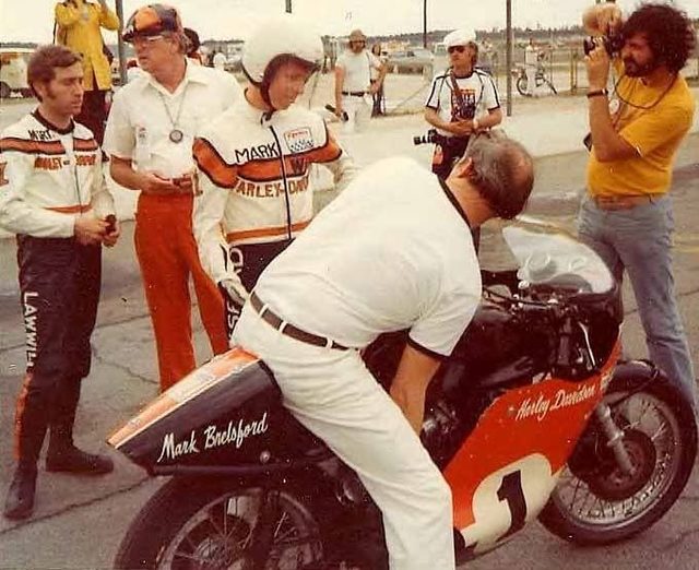 画像: 1973年のデイトナ200マイルの光景。XR-TTの横に立つライダーがマーク・ブレルスフォード。その隣は、マート・ローウィルです。オブライエンの赤いパンツがチャーミングですね(笑)。 i33.photobucket.com