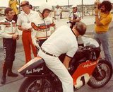 画像: 1973年のデイトナ200マイルの光景。XR-TTの横に立つライダーがマーク・ブレルスフォード。その隣は、マート・ローウィルです。オブライエンの赤いパンツがチャーミングですね(笑)。 i33.photobucket.com