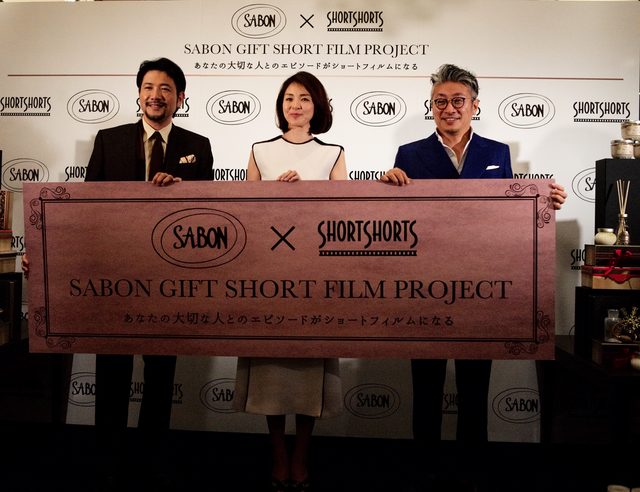 画像: 左から、ShortShortの代表を務める俳優の別所哲也さん。ゲストのモデル SHIHOさん。SABONの社長 黒石 和宏さん。