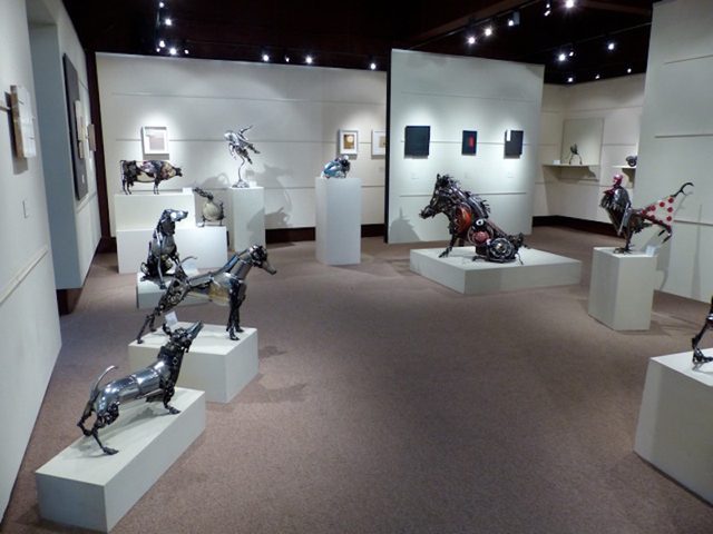 画像: イングランドのコッツウォルズで開催された個展の様子。
