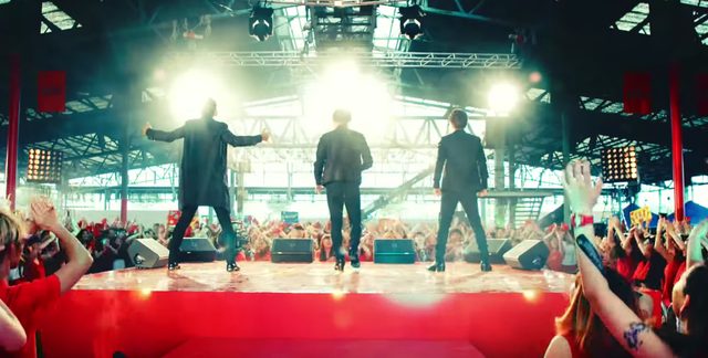 画像: キレキレのダンスが始まる www.youtube.com