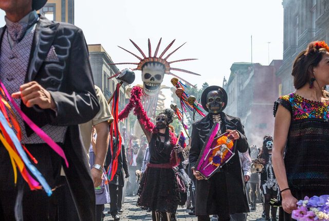 画像: 試写会当日はハロウィンだったが、その気分にぴったりの出だしは、メキシコの死者の日のお祭り 007spectre.jp